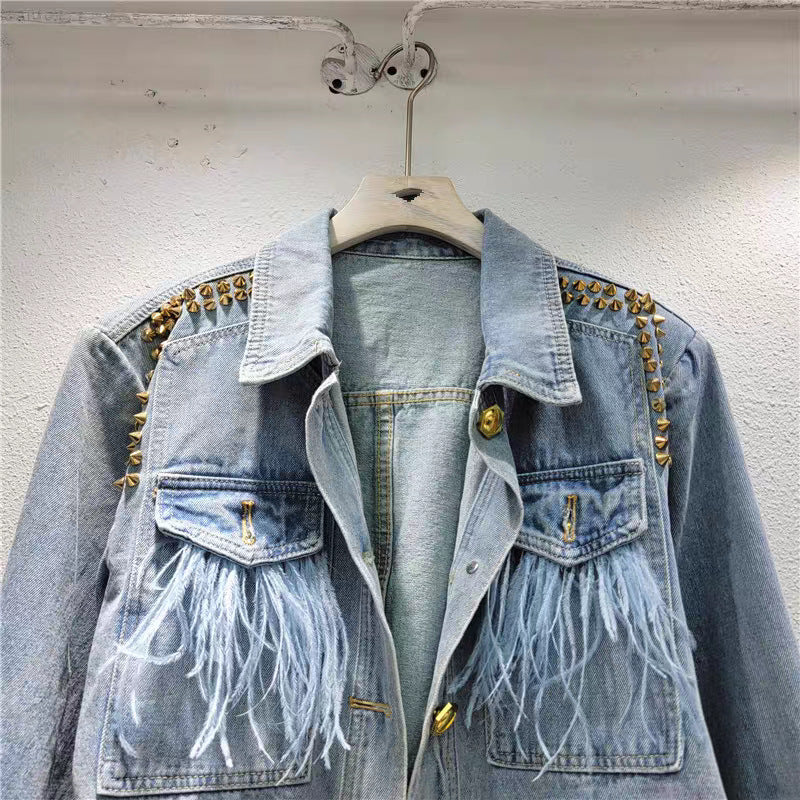 Stylische hellblaue Jeans Jacke mit Nieten & Federn perfekter „eyecatcher“