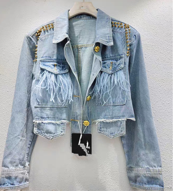 Stylische hellblaue Jeans Jacke mit Nieten & Federn perfekter „eyecatcher“