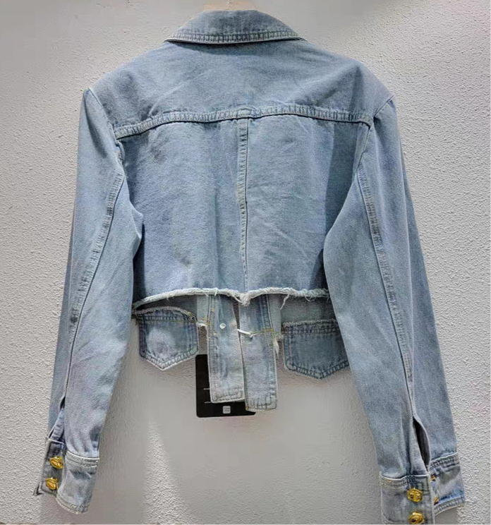 Stylische hellblaue Jeans Jacke mit Nieten & Federn perfekter „eyecatcher“